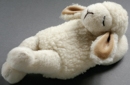 Saling Schaf schlafend mit Schafwolle gefllt